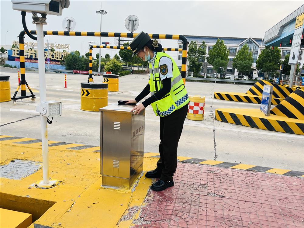 日常打扫车道卫生，保持整洁车道环境